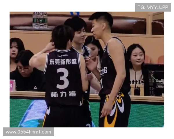 胜利喜悦中黄思静抱杨力维与杨舒予呈现动人温情赛后暖心瞬间画面